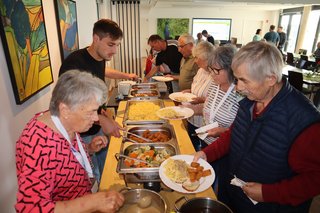 Gemütlicher Ausklang des Nachmittags mit einem Essensbüffet