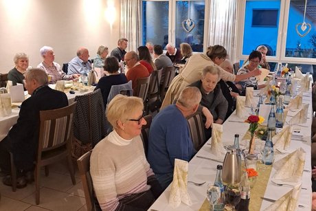 auf dem Bild sieht man VdK Mitglieder an gedeckten Tischen
