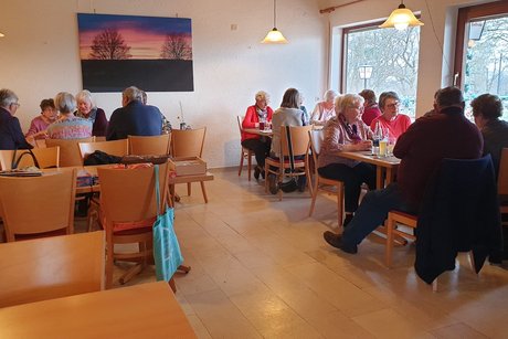 alle 3 Spieltische mit Gästen