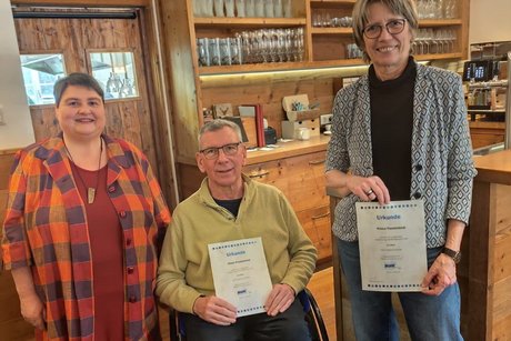 Ehrungen für 10 Jahre Mitgliedschaft Auf dem Bild sind, von links nach rechts, die Vorsitzende Sabine Seier sowie die Geehrten Edwin & Prisca Truckenbrod zu sehen