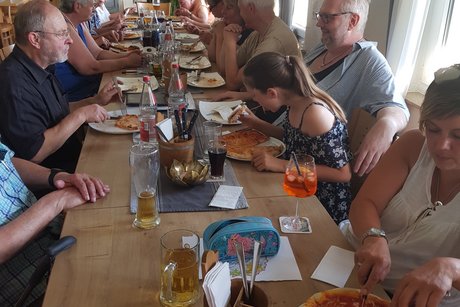 Mitglieder des OV - E.- weiler, gemeinsames Essen