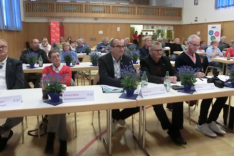 Links im Bild Schriftführer Thomas Hugger als Delegierter.