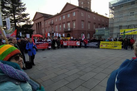 Demonstranten mit Ihren Bannern und Aussagen