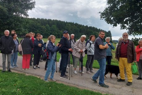Sommerausflug VdK OV RSKN-Esslingen 2025 Ältere Menschen, die gemeinsam einen Feldweg entlanglaufen.