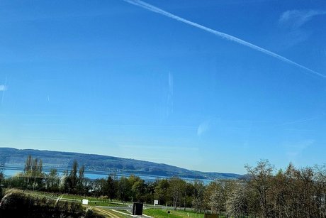 Durch die Windschutzscheibe sieht man die Autobahn mit den Zubringer links und rechts und im Hintergrund hinter B&auml;umen noch etwas versteckt der Bodensee.