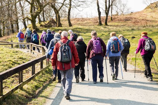 Sozialverband VdK Gemeinschaft Ehrenamt Ausflug Eine Gruppe älterer Wanderer wandert in der Landschaft im Herbst.