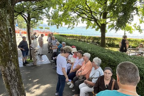 im Bild sind einige Ausflügler zu sehen, die im Schatten auf die Heimfahrt warten
