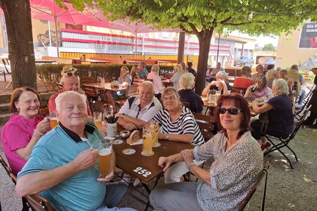 gut gelaunte Reiseteilnehmer bei der Mittagspause
