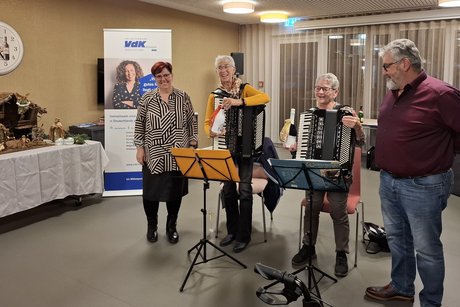 Erich und Beate Weik sagen Danke an Ellen Däuble und Monika Kurz Erich und Beate Weik sagen Danke an Ellen Däuble und Monika Kurz