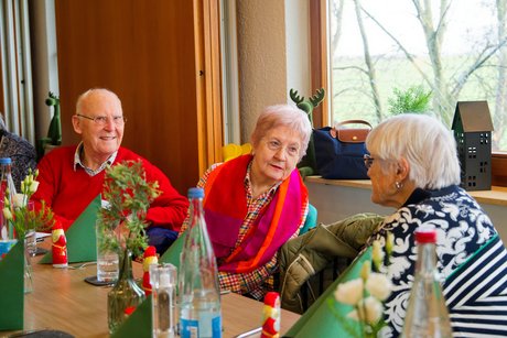 Besucher der Weihnachtsfeier im Gespr&auml;ch