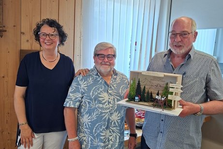 Gerlinde Hugger und Roland Sauter &uuml;berreichten Udo Hornemann das Geschenk.