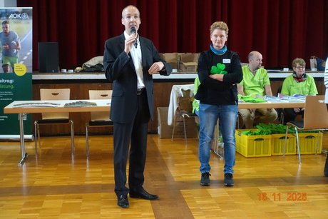 Der Bürgermeister gemeinsam mit Antje Munk (Seniorenbeauftragte der Stadt Weilheim/Teck) bei seiner Ansprache auf der 1. Seniorenmesse in Weilheim.