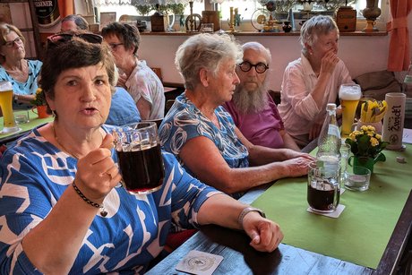 Menschen sitzen und unterhalten sich