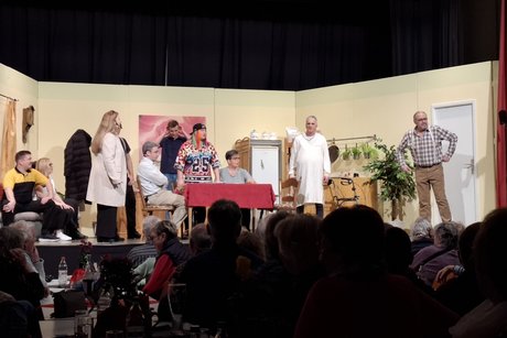 alle Akteure vereint, am Ende klärt sich alles auf alle Akteure vereint, am Ende klärt sich alles auf