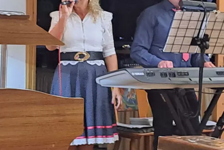 Ein Musik Duo singt und spielt zu Abend
