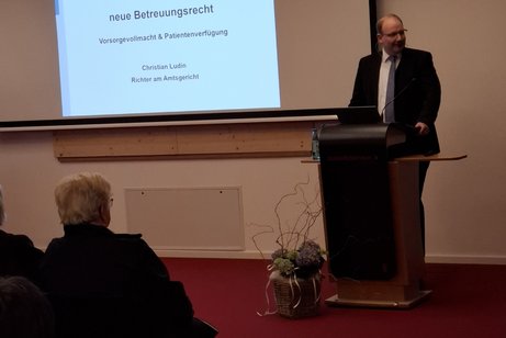 Der vortragende Richter Ludin am Rednerpult