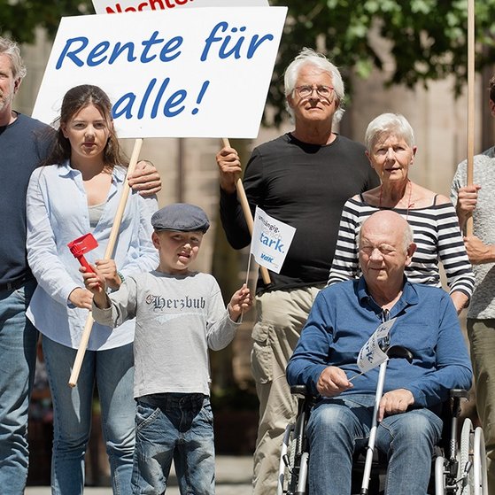 Alt und Jung demonstrieren für Rente für Alle
