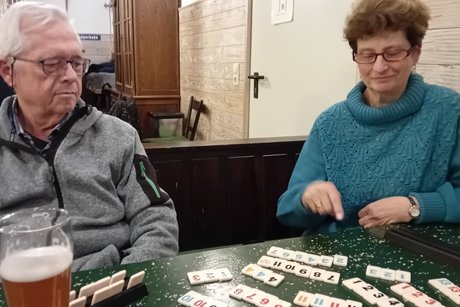 Bild zeigt 2 Personen am Spieltisch