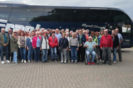 Die Reisegruppe des VdK OV Mosbach mit dem 1. Vorsitzenden Hubert Kusche (3. von rechts), der Reiseleiterin Gesine Schlang (2. von rechts) und dem Busfahrer von Frankenland-Reisen Frank Stobbe (ganz rechts)