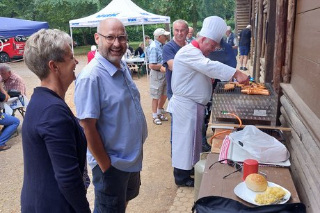 Der Grillmeister beim Grillen