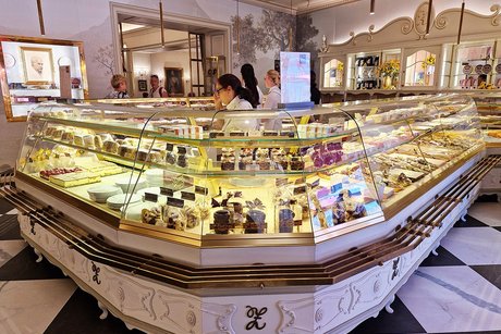 Cafe Zauner Bad Ischl. Kuchentheke mit ca. 200 Leckereien