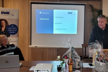 im Bild der ehemalige Kreisvorsitzende und der zu ehrende Ehrenamtsbeauftragte