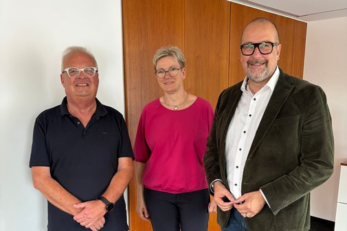 Das Foto zeigt, von links nach rechts, Wolf-Dieter Eisele, Heike Schiller und OB Scharmann