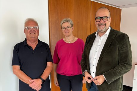 Das Foto zeigt, von links nach rechts, Wolf-Dieter Eisele, Heike Schiller und OB Scharmann