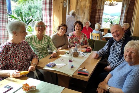 Das Bild zeigt die Bingo-Spielenden in Aktion