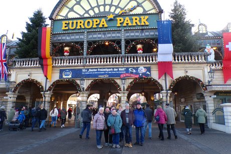 Einige Mitglieder vor dem Europa-Park