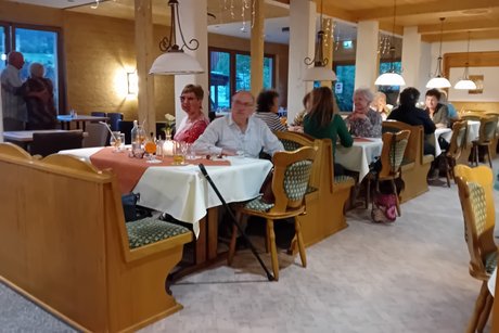 Ein blick in Lokal an dem Personen an den Tischen sitzen