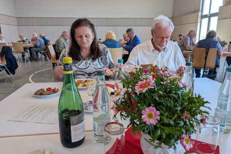 Frau Gabriele Kaiser-B&uuml;hler und Herr Ernst Schilling beim Essen