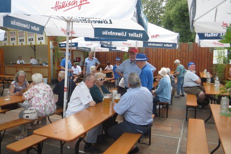 Der Biergarten füllt sich