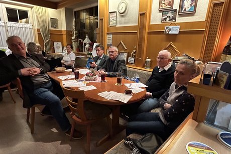 Blick auf den Tisch der Ehreng&auml;ste.