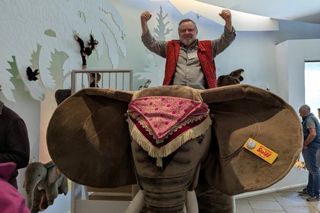 Klaus Prang ritt auf einem Elefanten der Steiff-Firma.