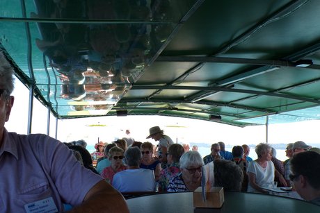 Die Gruppe war auf dem Schiff verteilt Die Gruppe war auf dem Schiff verteilt