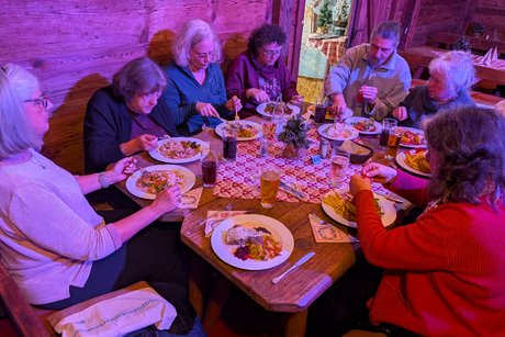 Erdinger Chalet, Gruppenfoto beim Essen