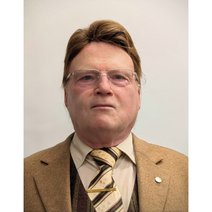 Portrait: Herr im Anzug mit Krawatte.