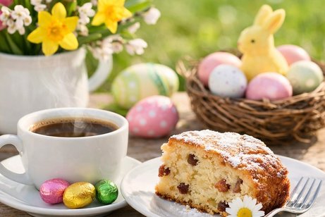 Kaffeegedeck mit Osterdekoration