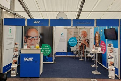 Das Bild zeigt den VdK-Messestand.