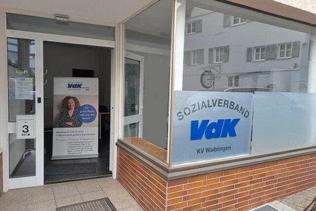 Das Bild zeigt den Eingangsbereich der neuen VdK-Geschäftsstelle