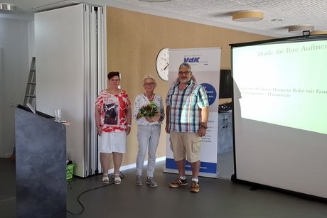 Überreichung Präsent, Schriftführer / Frauenbeauftragte Beate Weik, Frau Dr. Bitzer Hildebrand, Vorsitzernder Erich Weik