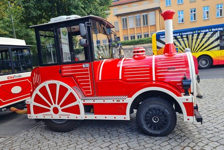 Auf dem Bild ist der City Train von Würzburg zu sehen