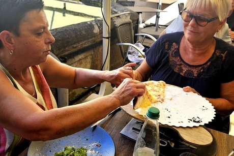 Der letzte Flammkuchen wird noch zwischen den Damen aufgeteilt.