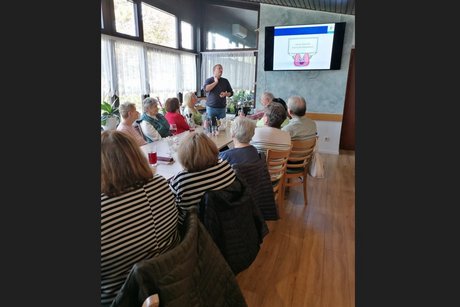 Dr. Richter beim Vortrag, er zeigt uns wo wir die Schilddrüse ertasten können Bild von Dr. Richter beim Vortrag, er zeigt uns an dieser Stelle wo wir die Schilddrüse ertasten können