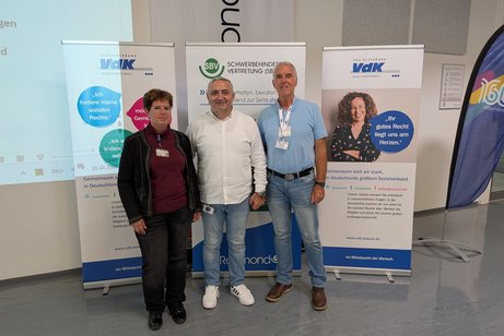 Bild, von links Corina Weihrauch stellv. SBV und Kazim Ciftdogan Personalrat und SBV und Manfred Merstetter VdK Kreisvorsitzender und SBV des BV-Südbaden, im Hintergrund 2 Banner des VdK