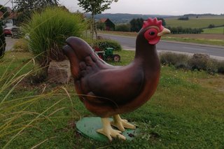 Künstlicher Hahn im Rasen