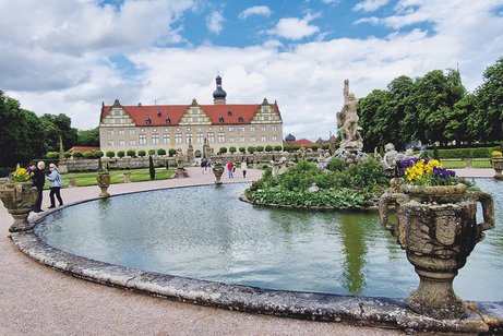 Schlosspark Weikersheim. Vordergrund Wasserbecken. Hintergrund Schloss Weikersheim