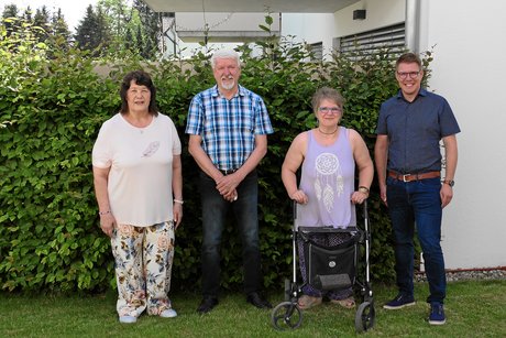 Der VdK Ortsverband Burgrieden ehrt langjährige Mitglieder: (von links) Vorsitzende Susanne Jablonsky, Hubert Ströbele, Simone Neuer und Bürgermeister Frank Högerle.