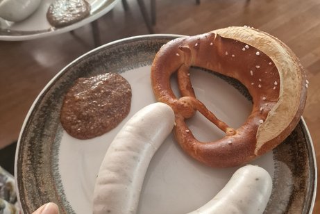 darf nicht fehlen - die Weißwurst mit Brezel.